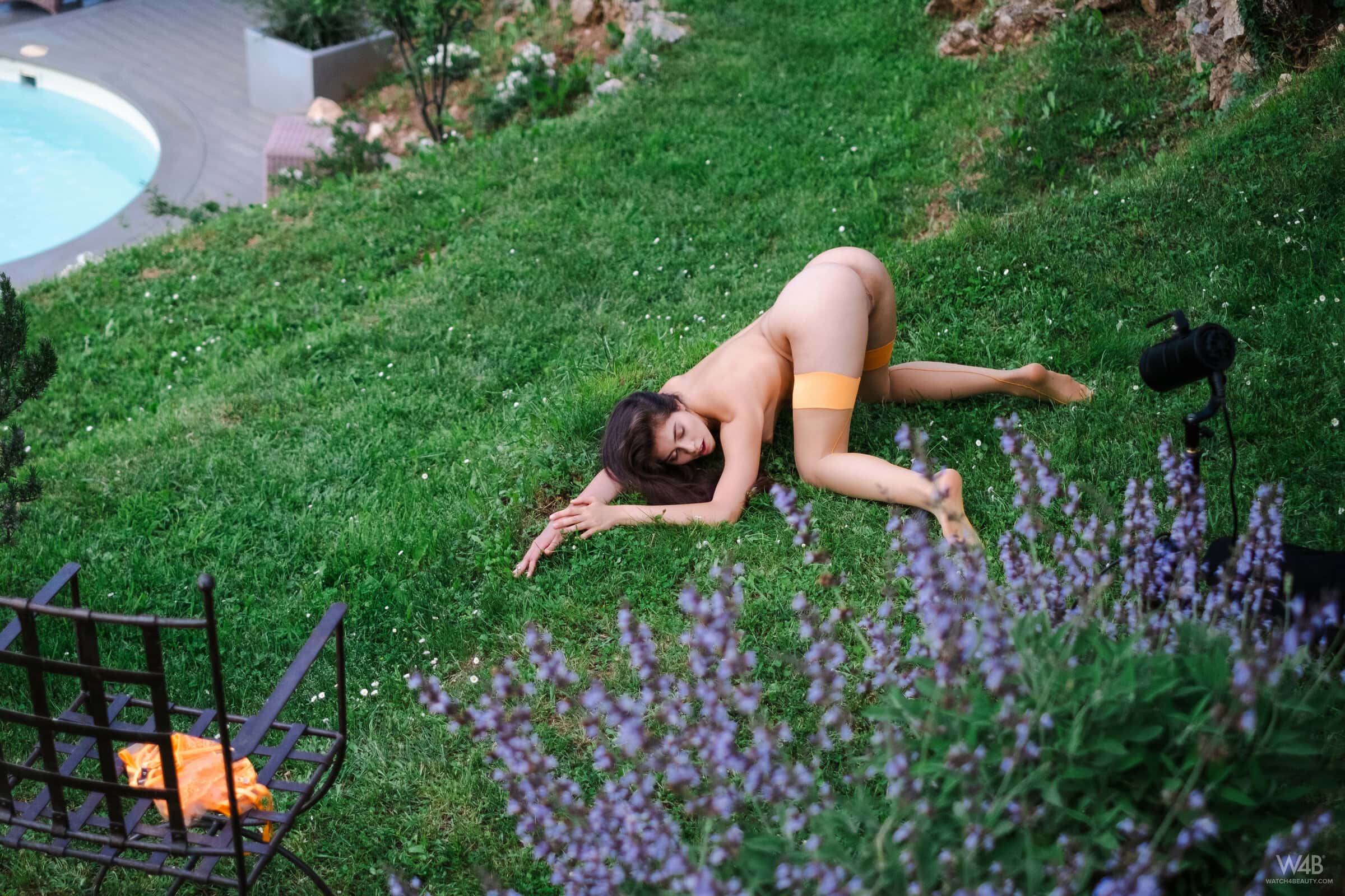 Alissa Foxy loves to get clicked naked with some amazing views