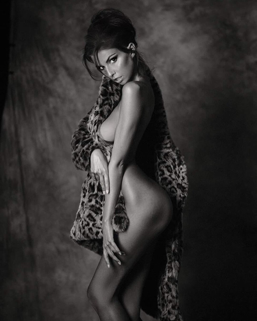 Laura Giraudi is craving for your attention in this gallery