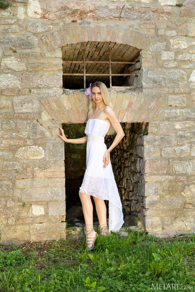 Emily Swan Slender Beauty Is Fresh As A Daisy In A Pretty Summer Dress