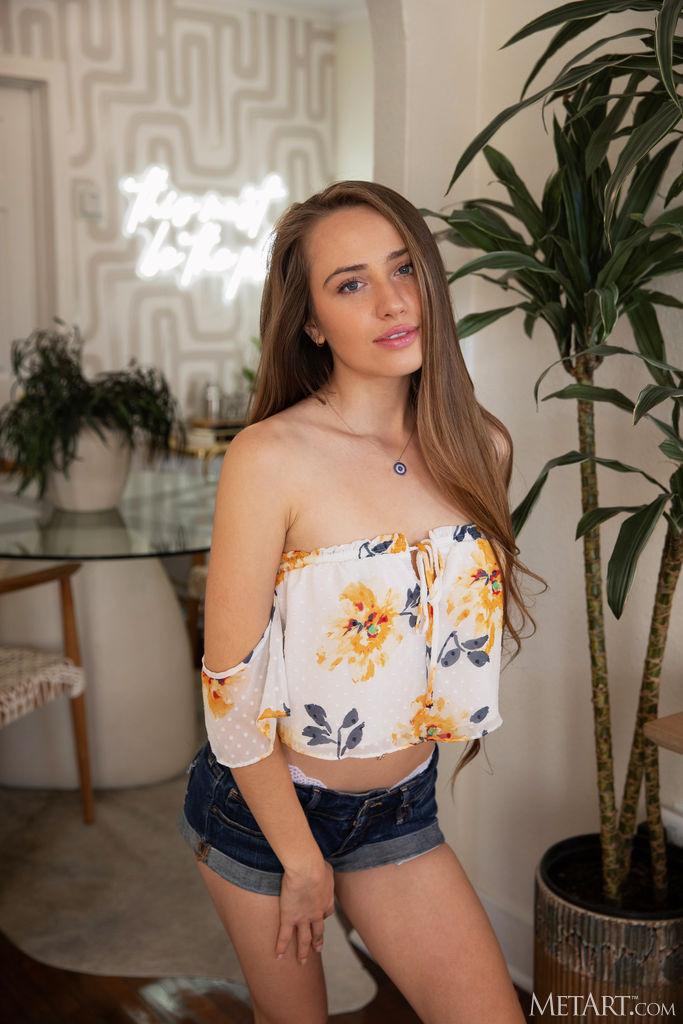 Amber Aura American Sweetheart Spreads Her Thighs