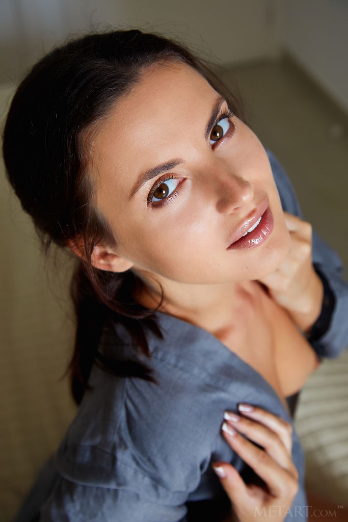 Jasmine Jazz - Revealing the naked treasure hidden under her shirt