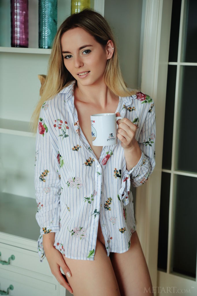 Jillean - Half-naked babe drinks her everyday coffee
