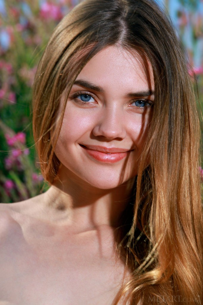Georgia - Enjoying the nature while posing naked with flowers
