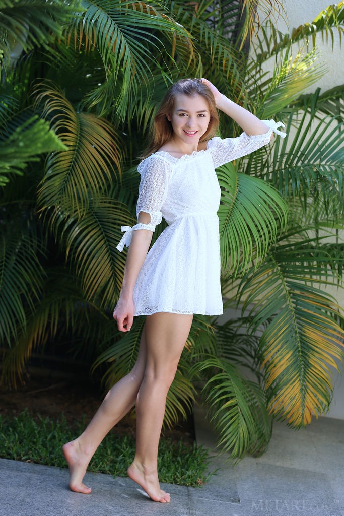 Kaleesy - Getting naked outside always turns her on