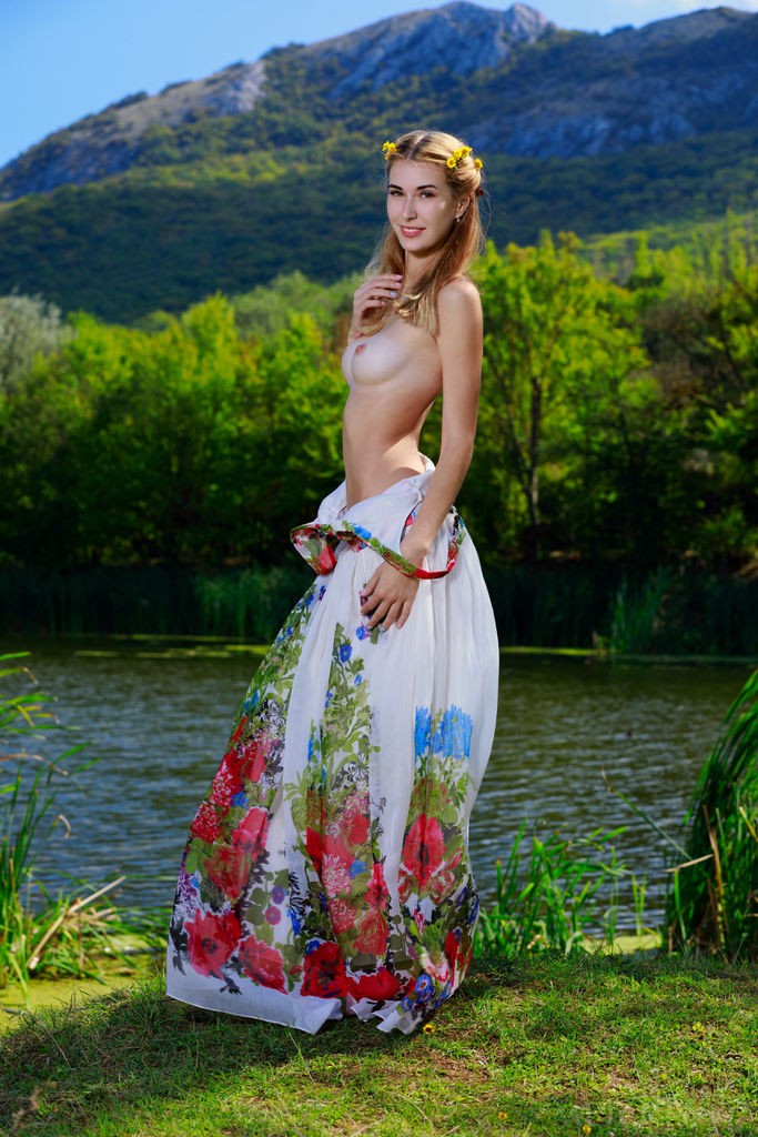 Aileen - Sexy babe gets satisfaction at the riverbank