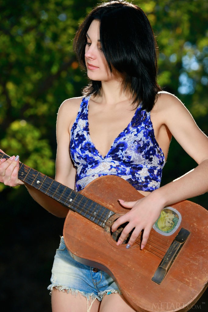 Florina - Only thing she likes more than a guitar is to get naked