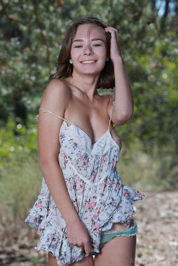 Selina - Picnic at the woods gets freaky as she starts to undress