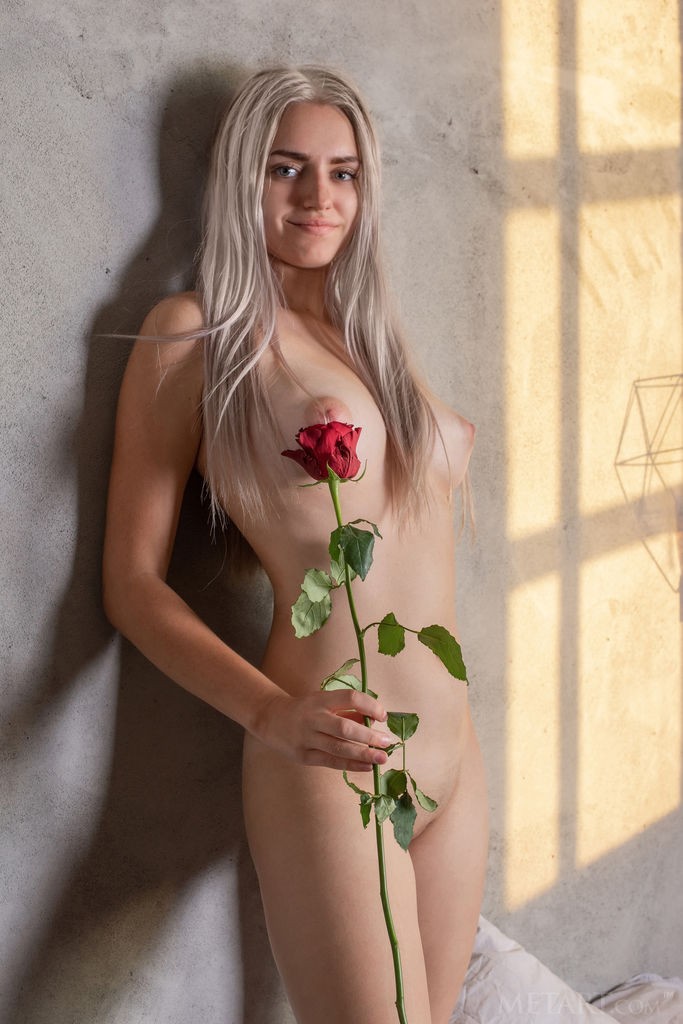 Susann - Seducing you with a rose on her naked tight body