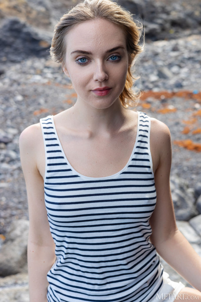 Oxana Chic Looking For A Secluded Spot Where You Can Be Alone Together - Met Art