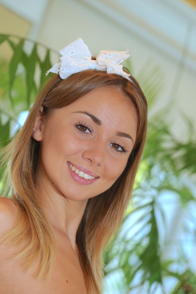 Linda Chase - Blonde barely legal photo model front page session in nude