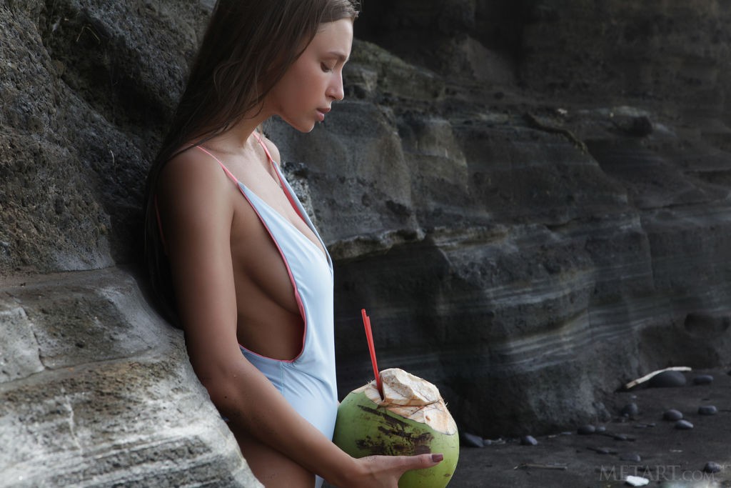 Elin - Model with perfect body gets naked at the beach