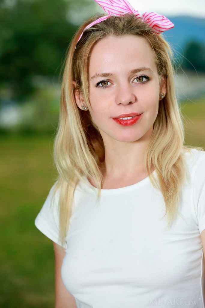 Elisa Liv - Dazzling blonde strips naked in an open field