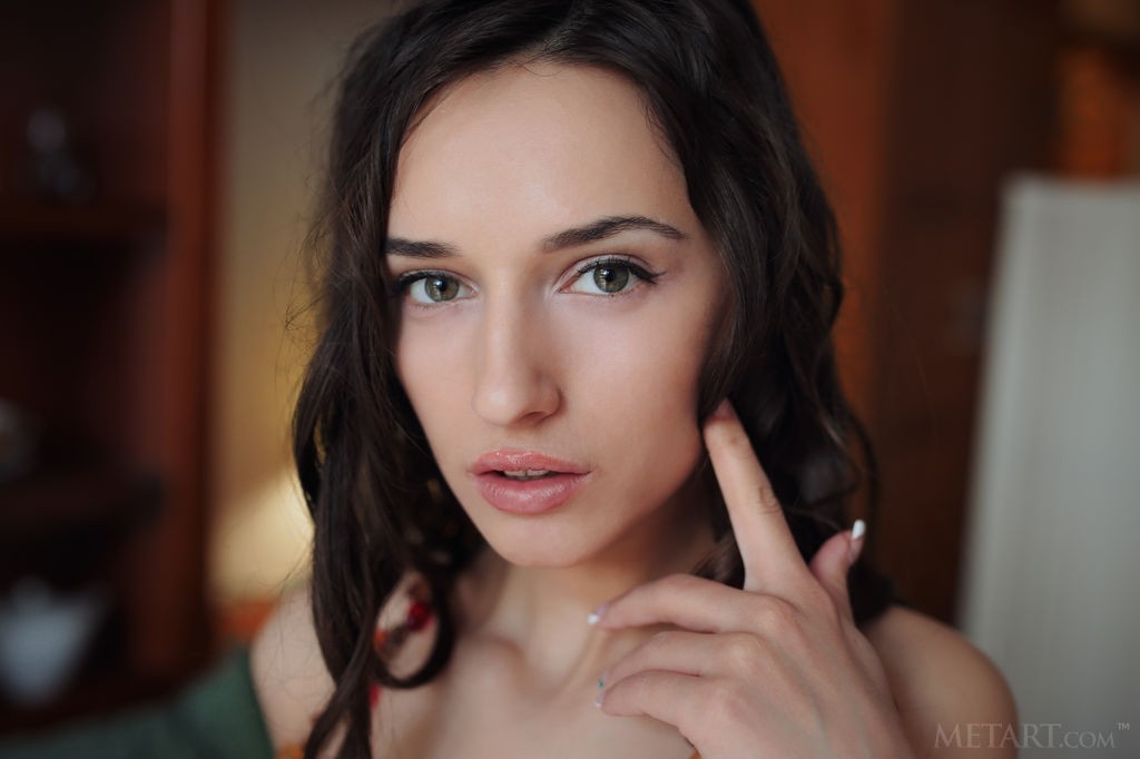 Gloria Sol - Having naked tea, she teases her nipples with her spoon