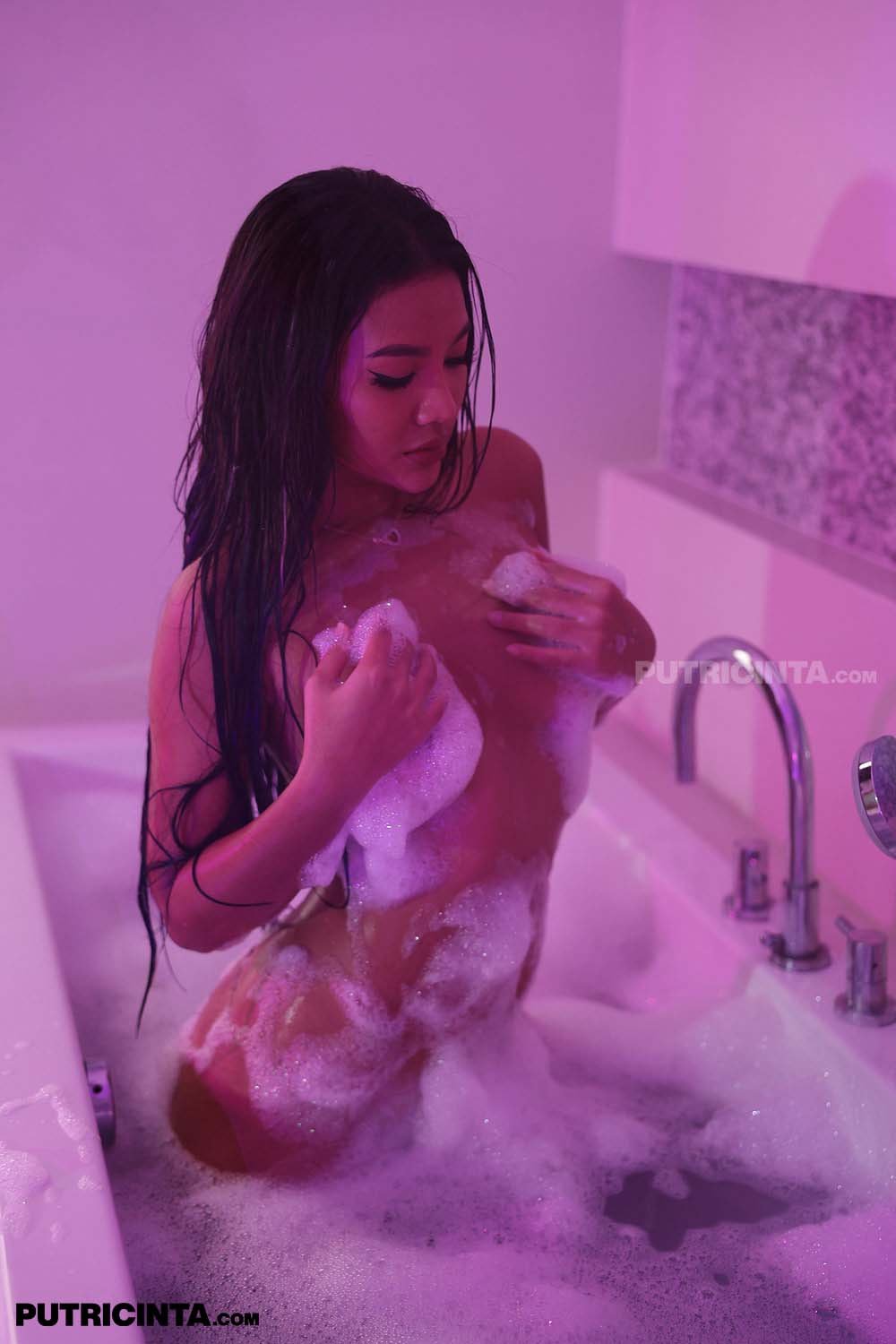 Suthara allurs fans by having a naked bubble bath in jacuzzi