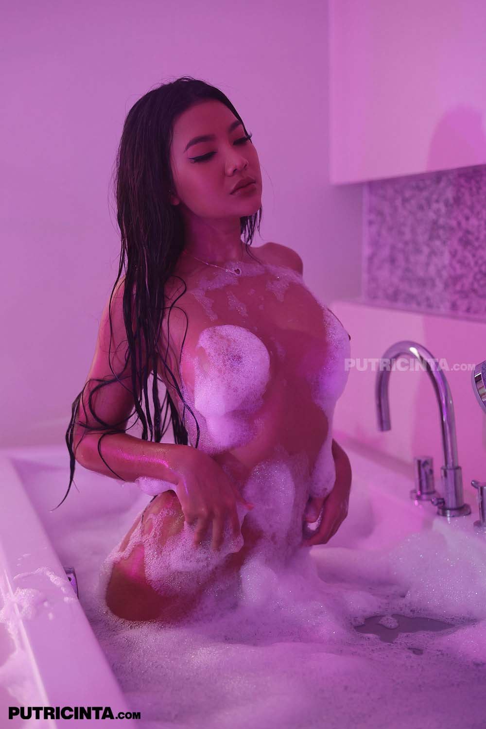 Suthara allurs fans by having a naked bubble bath in jacuzzi