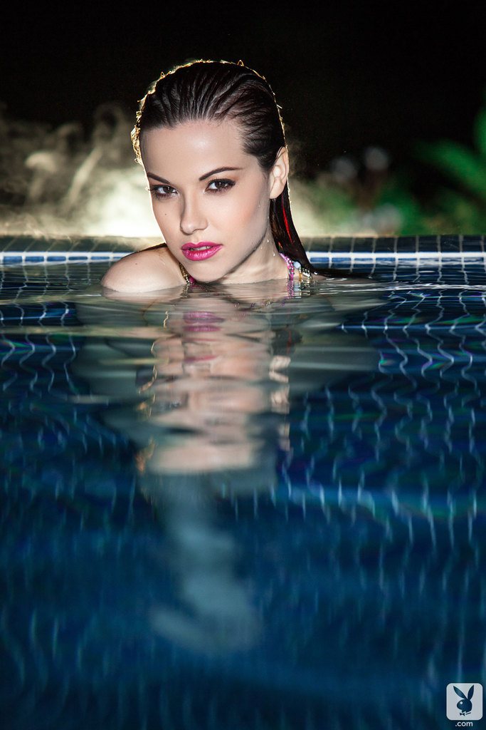 Busty hottie Elizabeth Marxs in the swimming pool